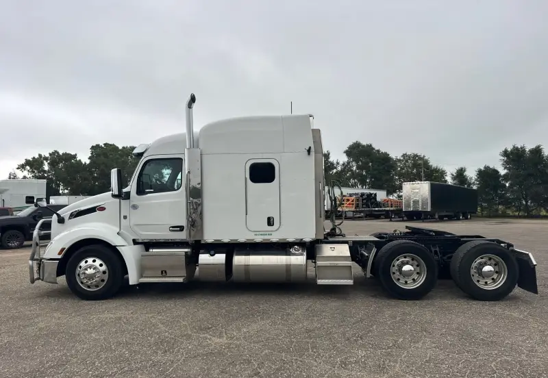 2025 Peterbilt 579 photo 8