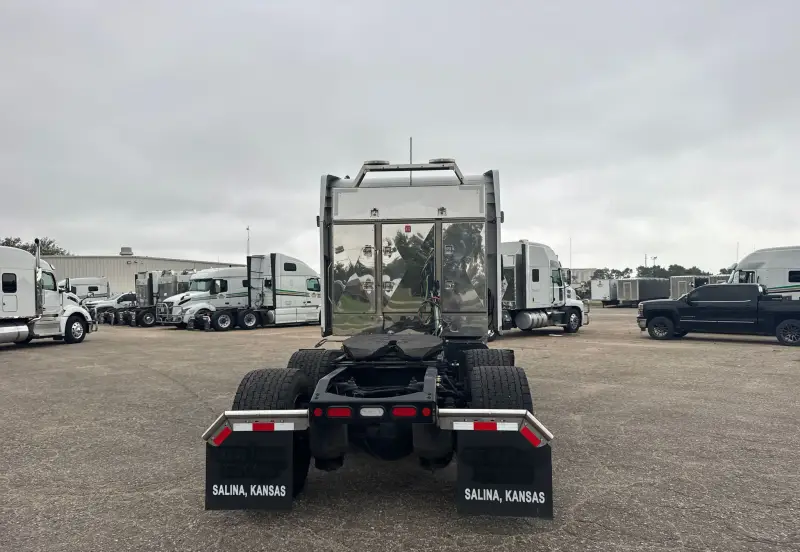 2025 Peterbilt 579 photo 6