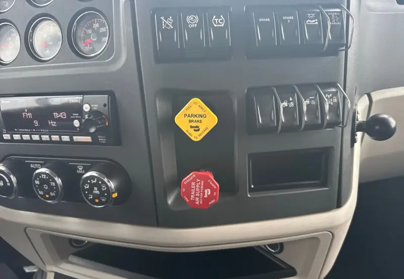 2025 Peterbilt 579 photo 41